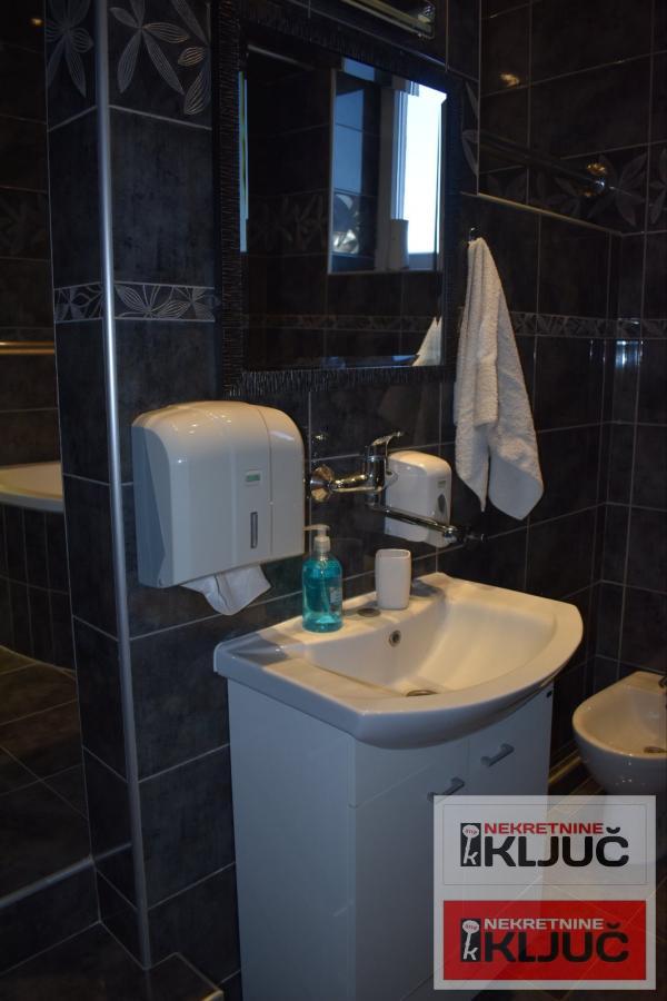 PETROVARADIN IZDAJE SE KUĆA ZA POSLOVNO-STAMBENE DELATNOSTI SA 2 PARKING MESTA 17