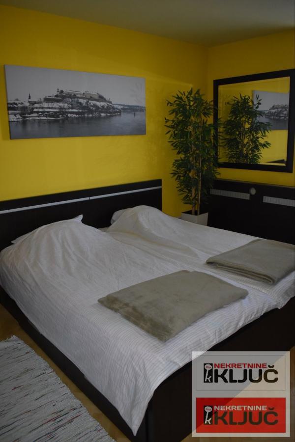 PETROVARADIN IZDAJE SE KUĆA ZA POSLOVNO-STAMBENE DELATNOSTI SA 2 PARKING MESTA 19