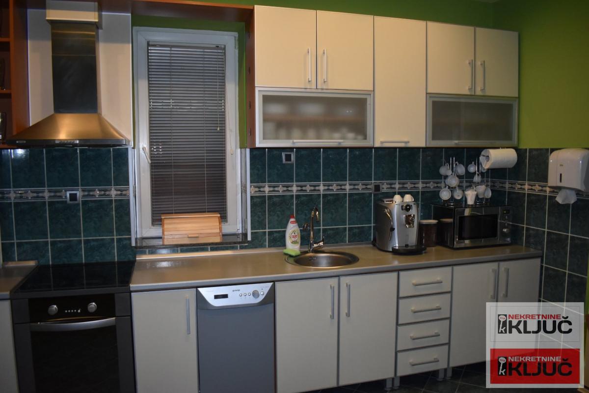 PETROVARADIN IZDAJE SE KUĆA ZA POSLOVNO-STAMBENE DELATNOSTI SA 2 PARKING MESTA 21