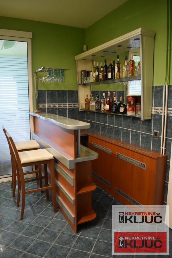 PETROVARADIN IZDAJE SE KUĆA ZA POSLOVNO-STAMBENE DELATNOSTI SA 2 PARKING MESTA 22