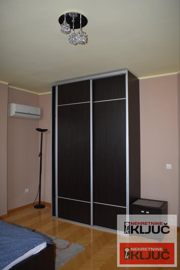 PETROVARADIN IZDAJE SE KUĆA ZA POSLOVNO-STAMBENE DELATNOSTI SA 2 PARKING MESTA 24