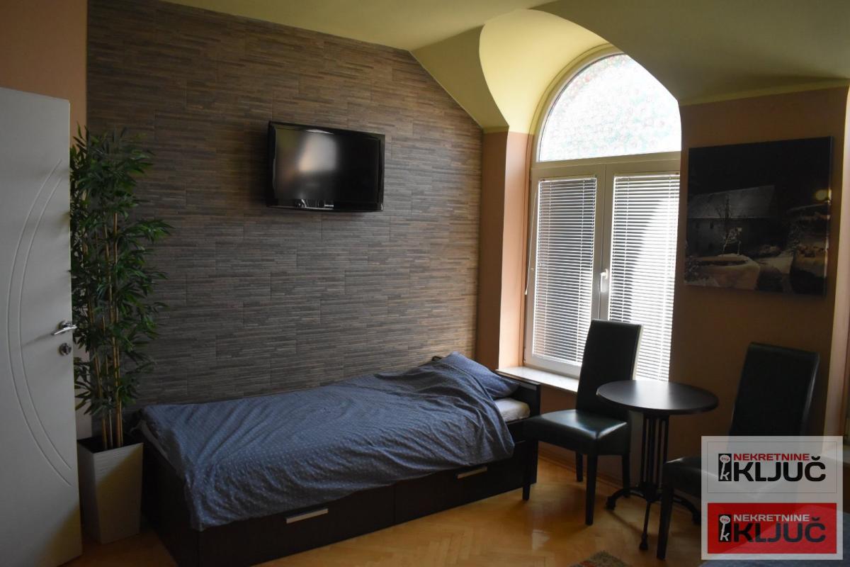 PETROVARADIN IZDAJE SE KUĆA ZA POSLOVNO-STAMBENE DELATNOSTI SA 2 PARKING MESTA 25