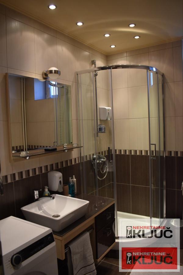 PETROVARADIN IZDAJE SE KUĆA ZA POSLOVNO-STAMBENE DELATNOSTI SA 2 PARKING MESTA 10