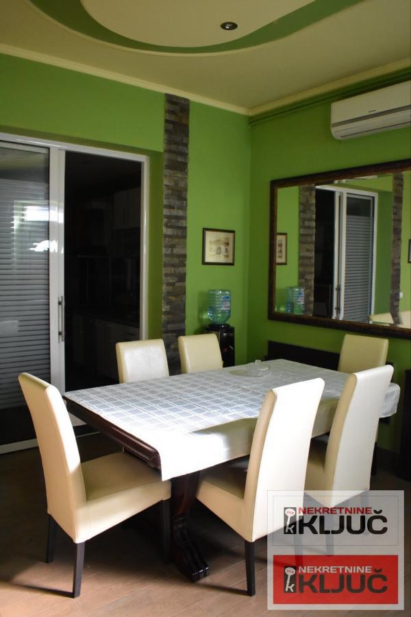 PETROVARADIN IZDAJE SE KUĆA ZA POSLOVNO-STAMBENE DELATNOSTI SA 2 PARKING MESTA 12