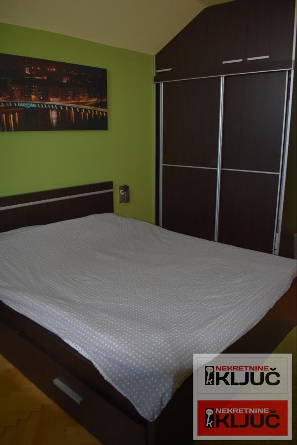 PETROVARADIN IZDAJE SE KUĆA ZA POSLOVNO-STAMBENE DELATNOSTI SA 2 PARKING MESTA 13