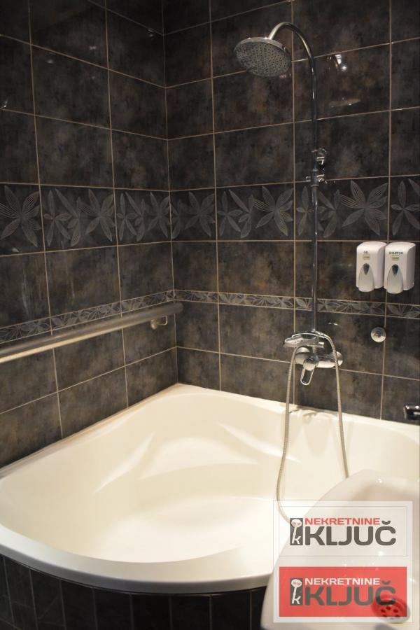 PETROVARADIN IZDAJE SE KUĆA ZA POSLOVNO-STAMBENE DELATNOSTI SA 2 PARKING MESTA 14