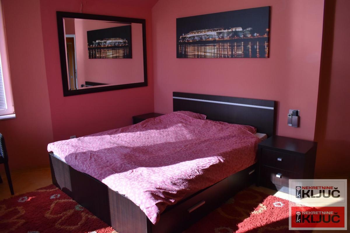 PETROVARADIN IZDAJE SE KUĆA ZA POSLOVNO-STAMBENE DELATNOSTI SA 2 PARKING MESTA 4