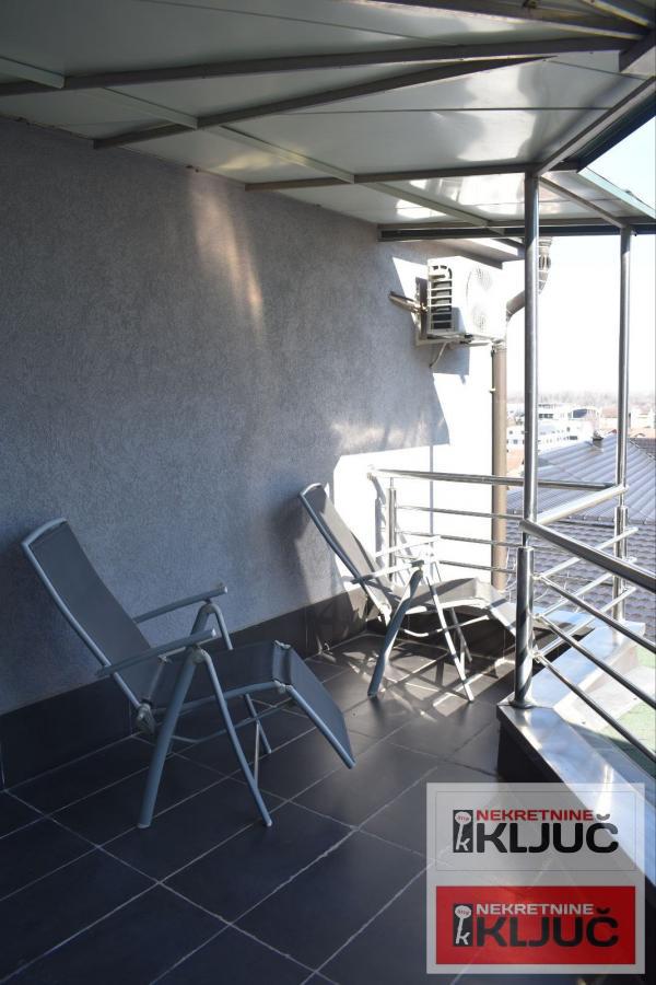 PETROVARADIN IZDAJE SE KUĆA ZA POSLOVNO-STAMBENE DELATNOSTI SA 2 PARKING MESTA 5