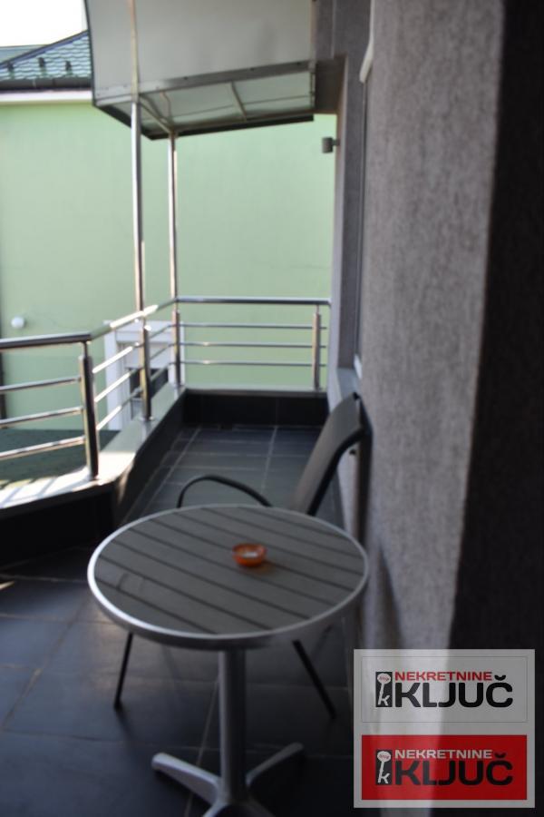 PETROVARADIN IZDAJE SE KUĆA ZA POSLOVNO-STAMBENE DELATNOSTI SA 2 PARKING MESTA 6