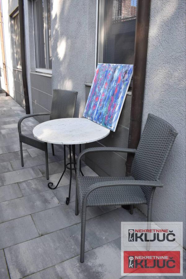 PETROVARADIN IZDAJE SE KUĆA ZA POSLOVNO-STAMBENE DELATNOSTI SA 2 PARKING MESTA 9