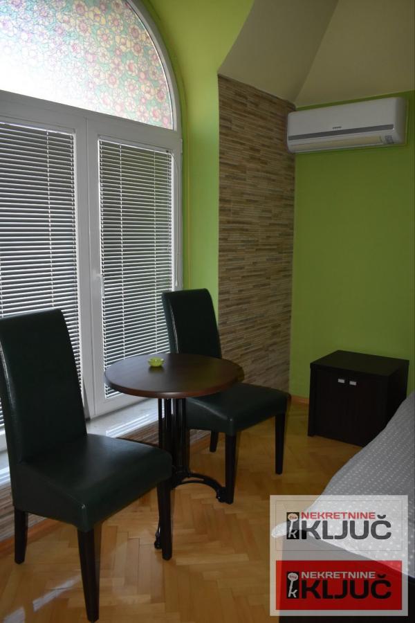 PETROVARADIN IZDAJE SE KUĆA ZA POSLOVNO-STAMBENE DELATNOSTI SA 2 PARKING MESTA 2