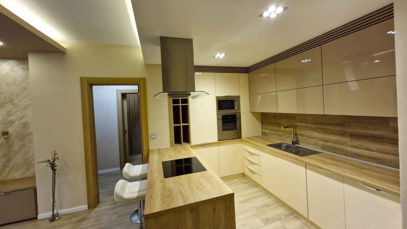 Izdavanje Lux stan  parking  cena sa troškovima 5