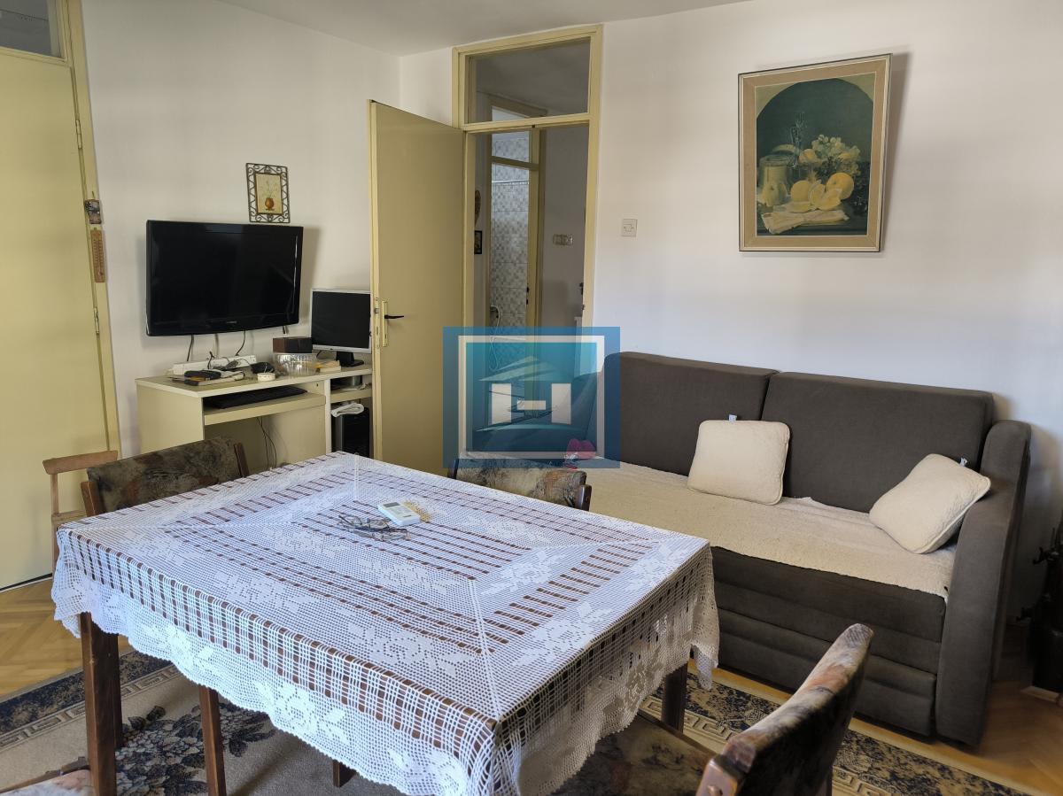 Retka prilika u srcu Ćuprije – stan u glavnoj ulici sa garažom i podrumom! 1