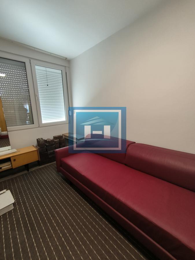 Retka prilika u srcu Ćuprije – stan u glavnoj ulici sa garažom i podrumom! 6