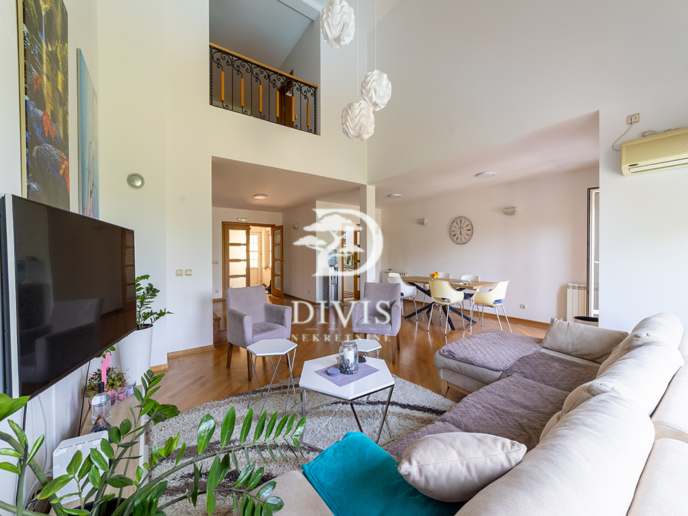 Višnjička banja  kuća sa bazenom  4 etaže  302m2 1