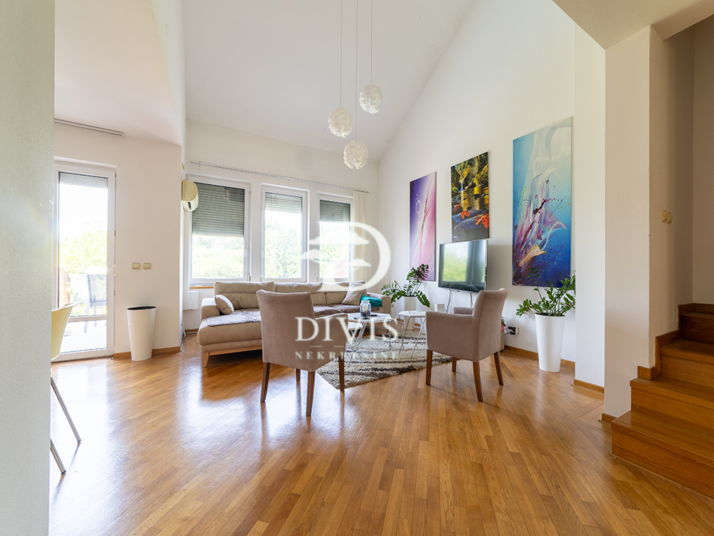 Višnjička banja  kuća sa bazenom  4 etaže  302m2 2