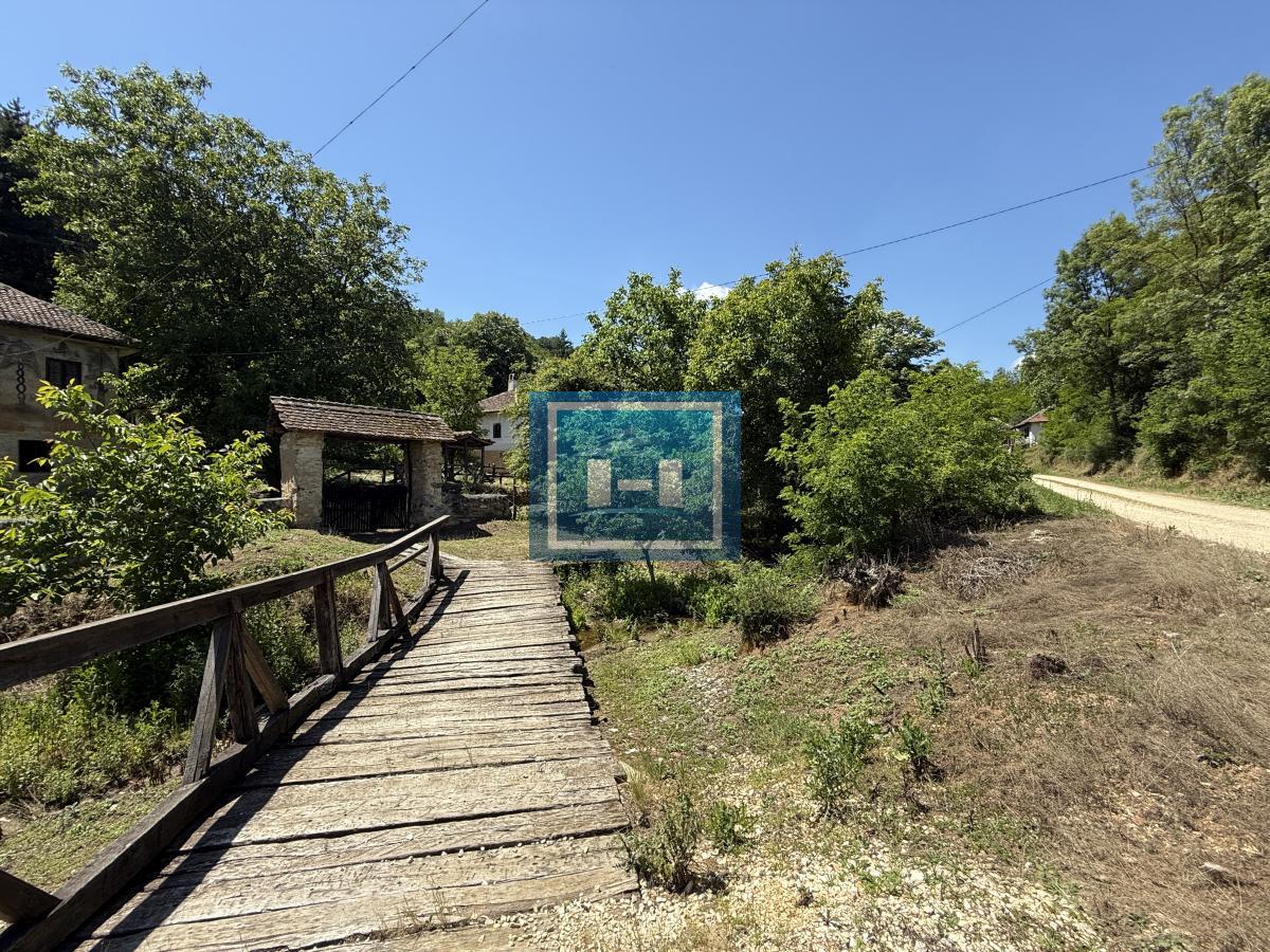 U ponudi stara autentična kuća,veoma poznata po snimanju serije Koreni. 57