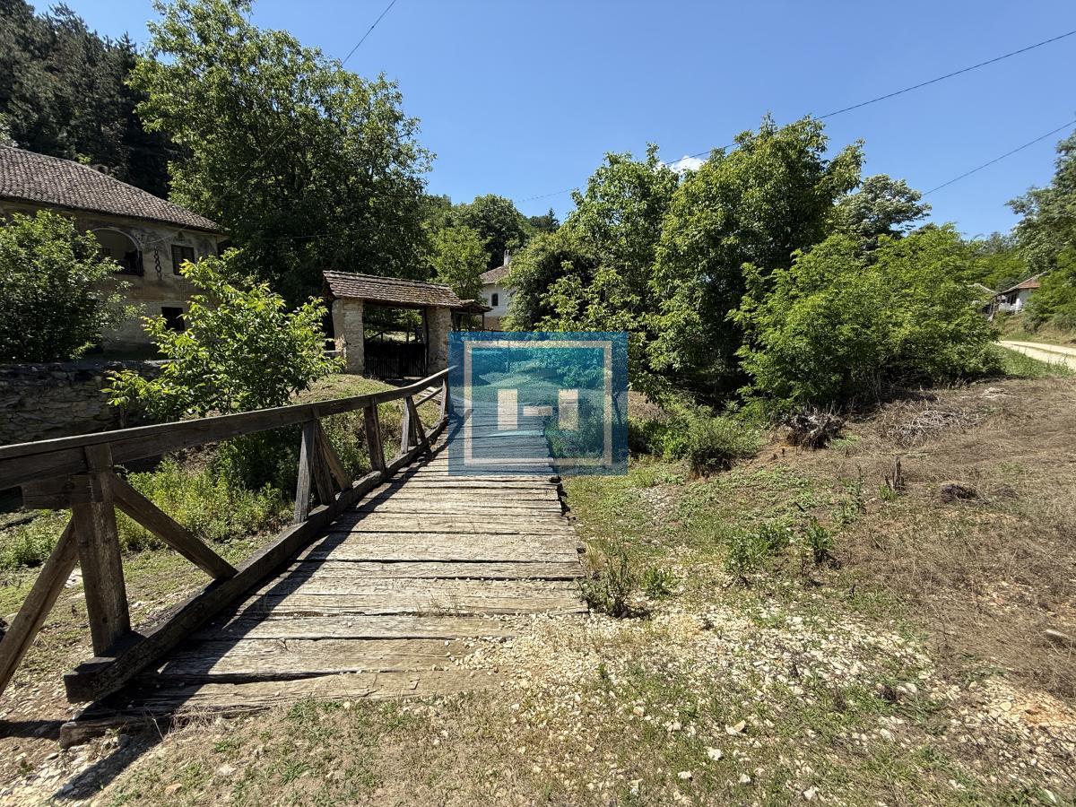 U ponudi stara autentična kuća,veoma poznata po snimanju serije Koreni. 58