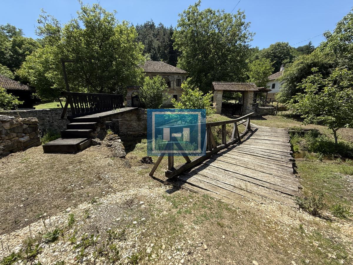 U ponudi stara autentična kuća,veoma poznata po snimanju serije Koreni. 59