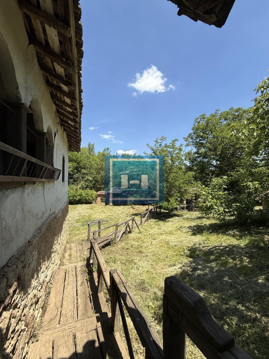 U ponudi stara autentična kuća,veoma poznata po snimanju serije Koreni. 35