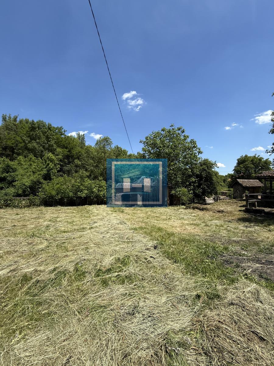 U ponudi stara autentična kuća,veoma poznata po snimanju serije Koreni. 37