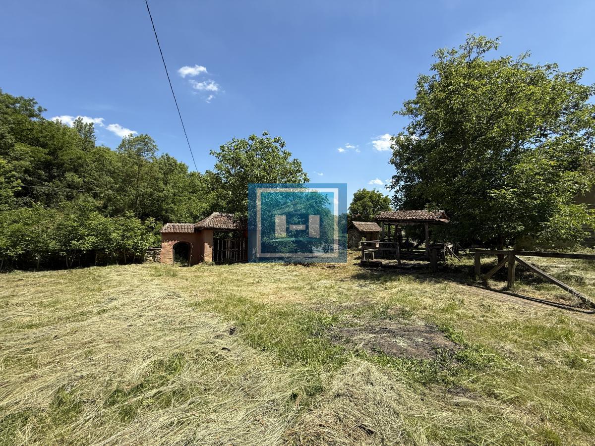 U ponudi stara autentična kuća,veoma poznata po snimanju serije Koreni. 38