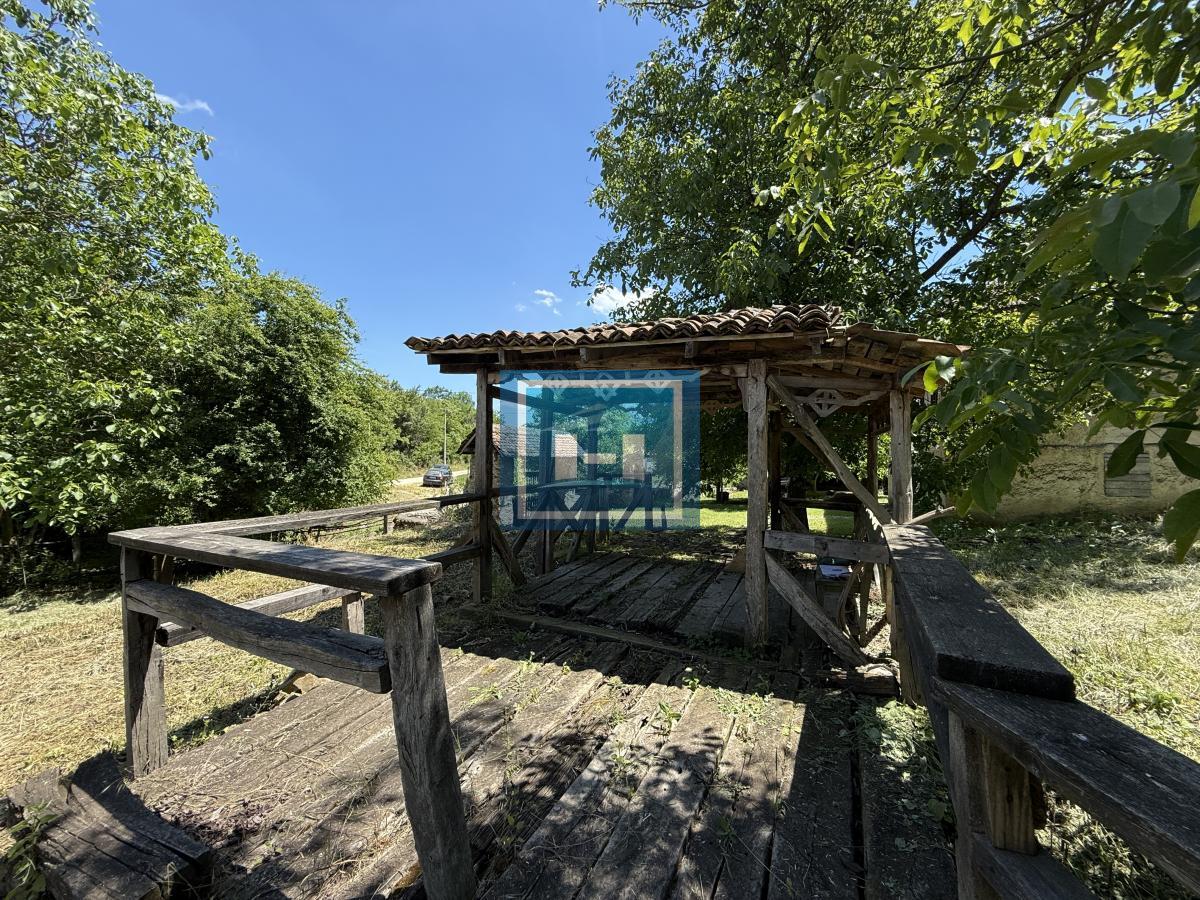 U ponudi stara autentična kuća,veoma poznata po snimanju serije Koreni. 39