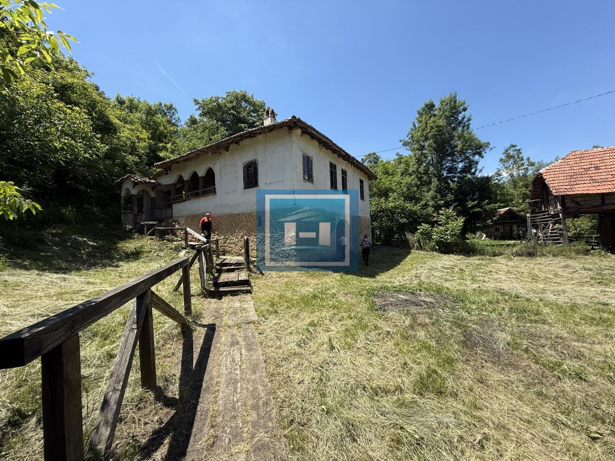 U ponudi stara autentična kuća,veoma poznata po snimanju serije Koreni. 40