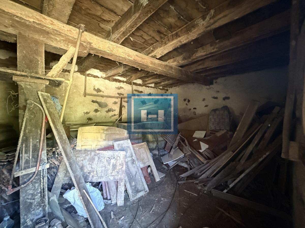 U ponudi stara autentična kuća,veoma poznata po snimanju serije Koreni. 42