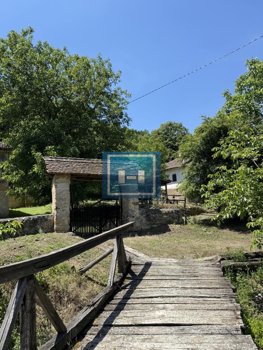 U ponudi stara autentična kuća,veoma poznata po snimanju serije Koreni. 1