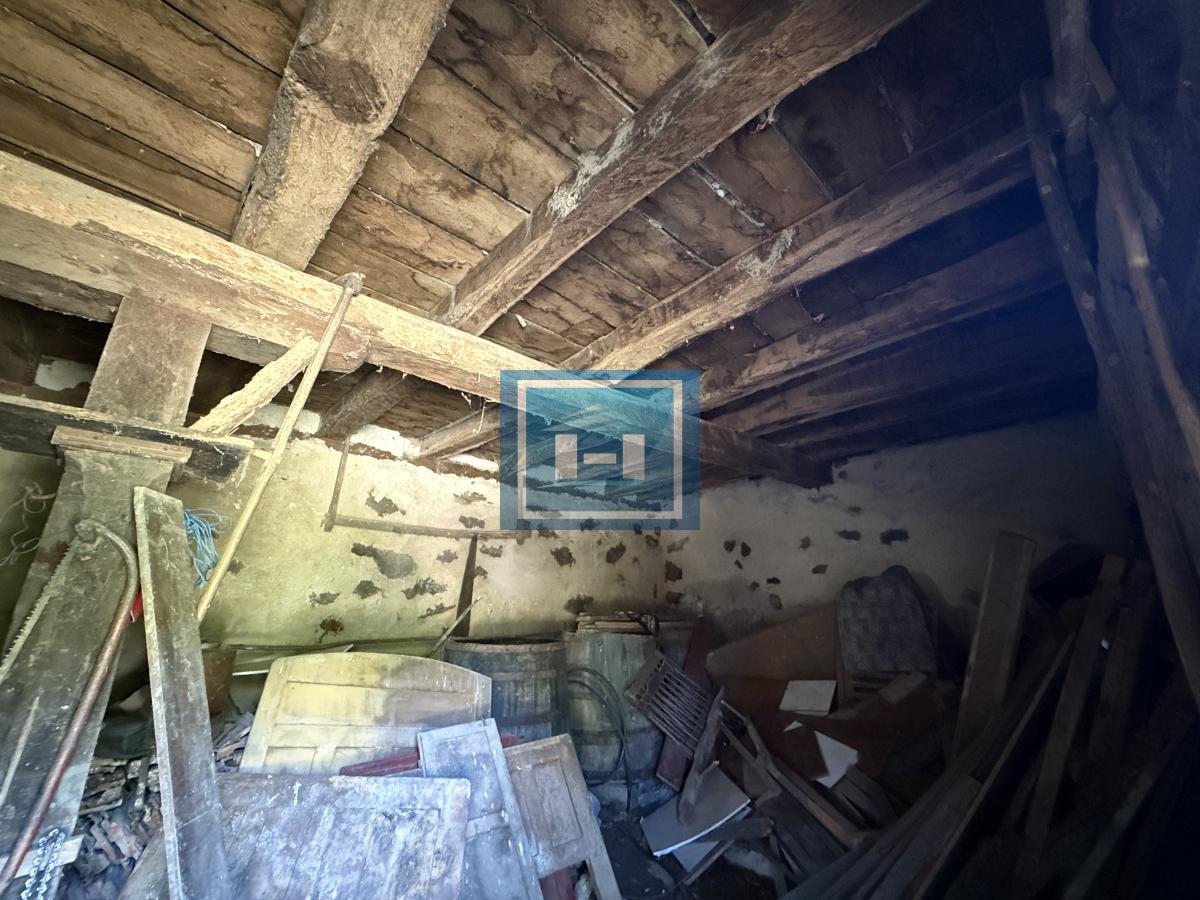 U ponudi stara autentična kuća,veoma poznata po snimanju serije Koreni. 43