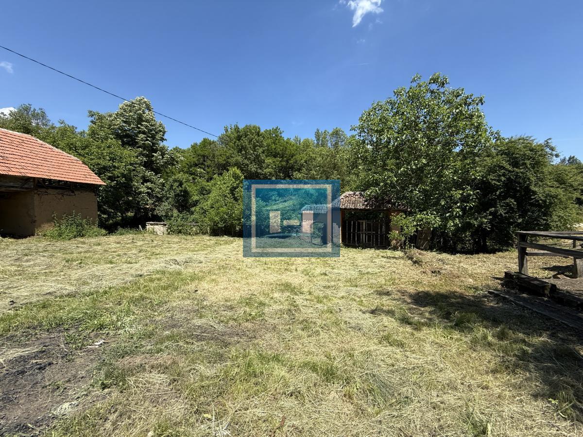 U ponudi stara autentična kuća,veoma poznata po snimanju serije Koreni. 44