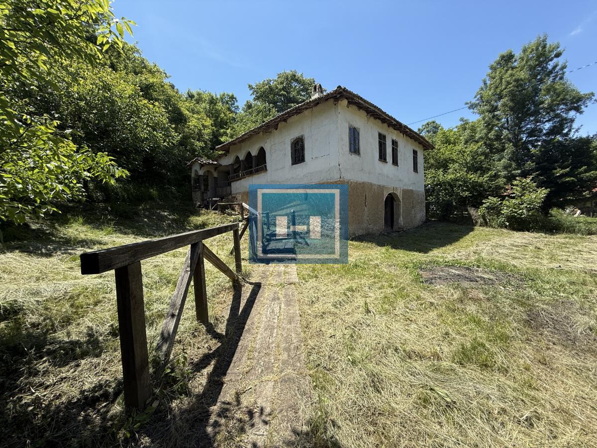 U ponudi stara autentična kuća,veoma poznata po snimanju serije Koreni. 46