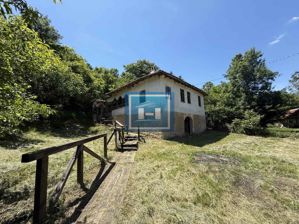 U ponudi stara autentična kuća,veoma poznata po snimanju serije Koreni. 47