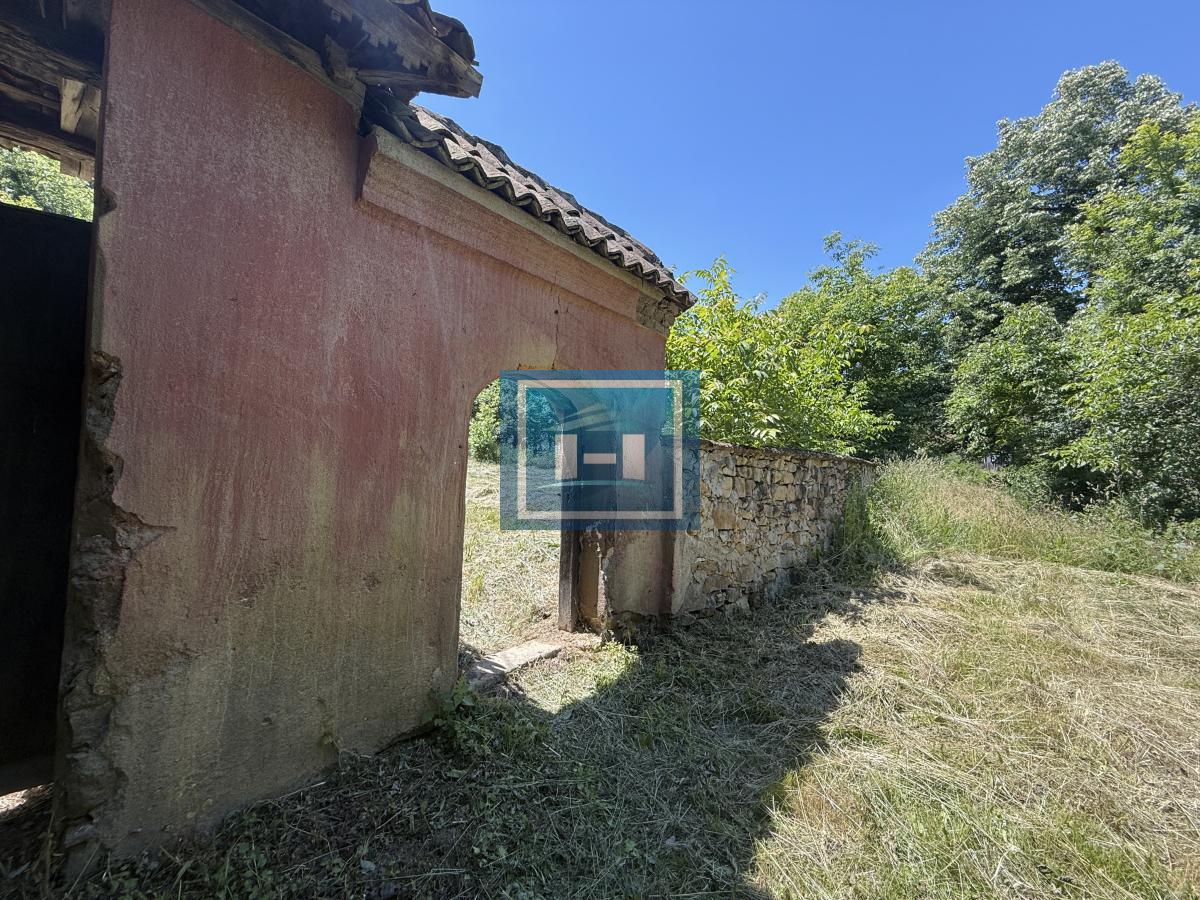 U ponudi stara autentična kuća,veoma poznata po snimanju serije Koreni. 49