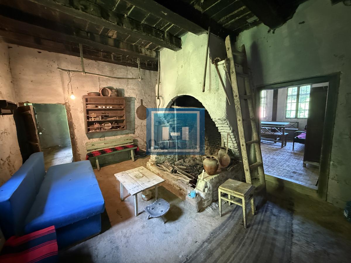 U ponudi stara autentična kuća,veoma poznata po snimanju serije Koreni. 22