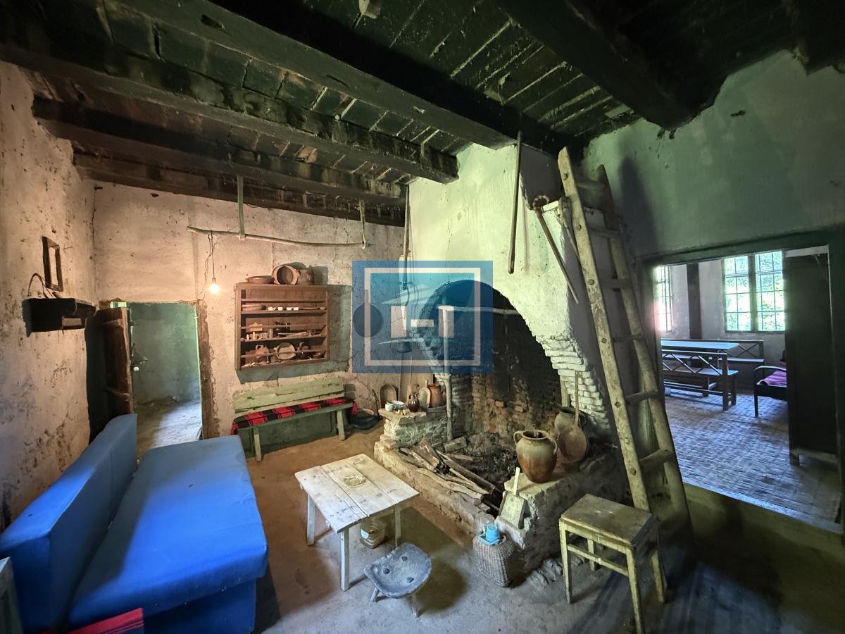 U ponudi stara autentična kuća,veoma poznata po snimanju serije Koreni. 23