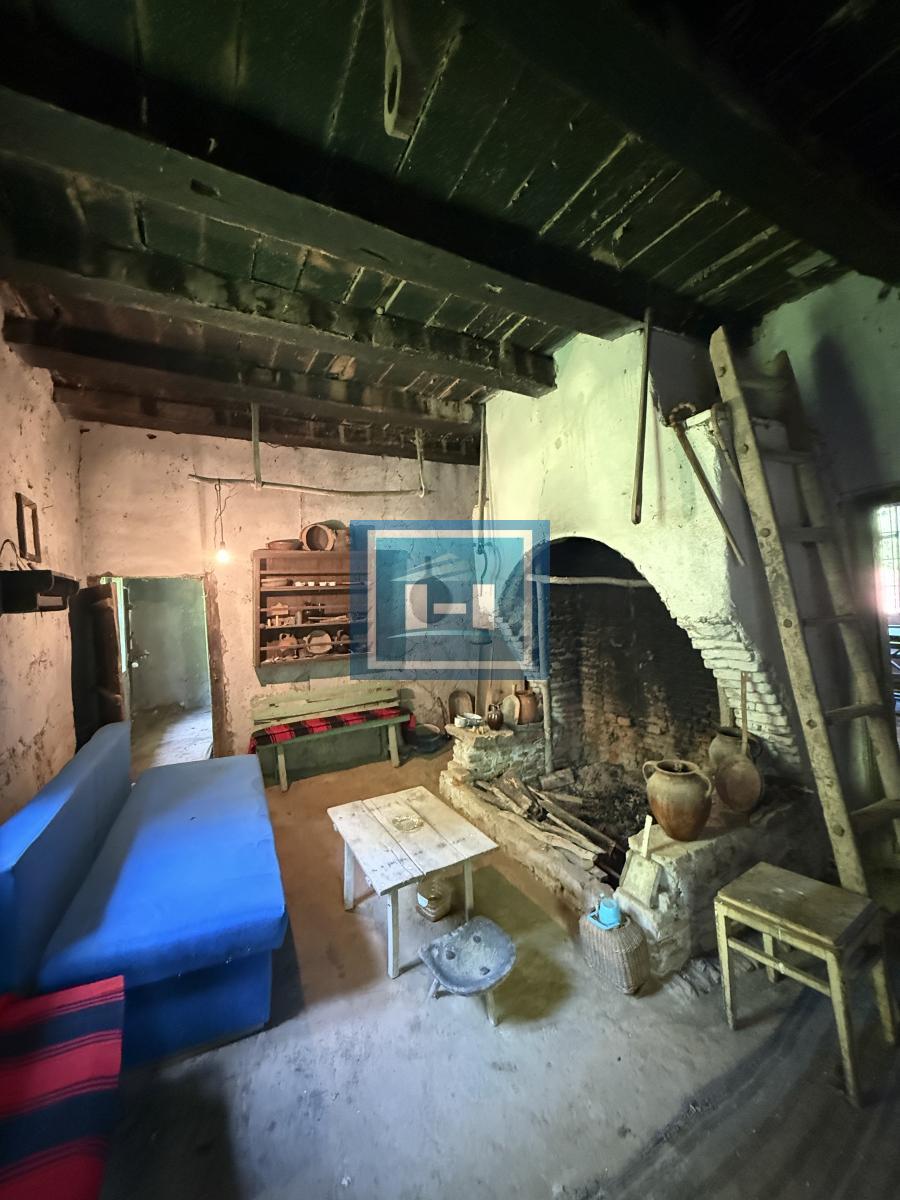 U ponudi stara autentična kuća,veoma poznata po snimanju serije Koreni. 24