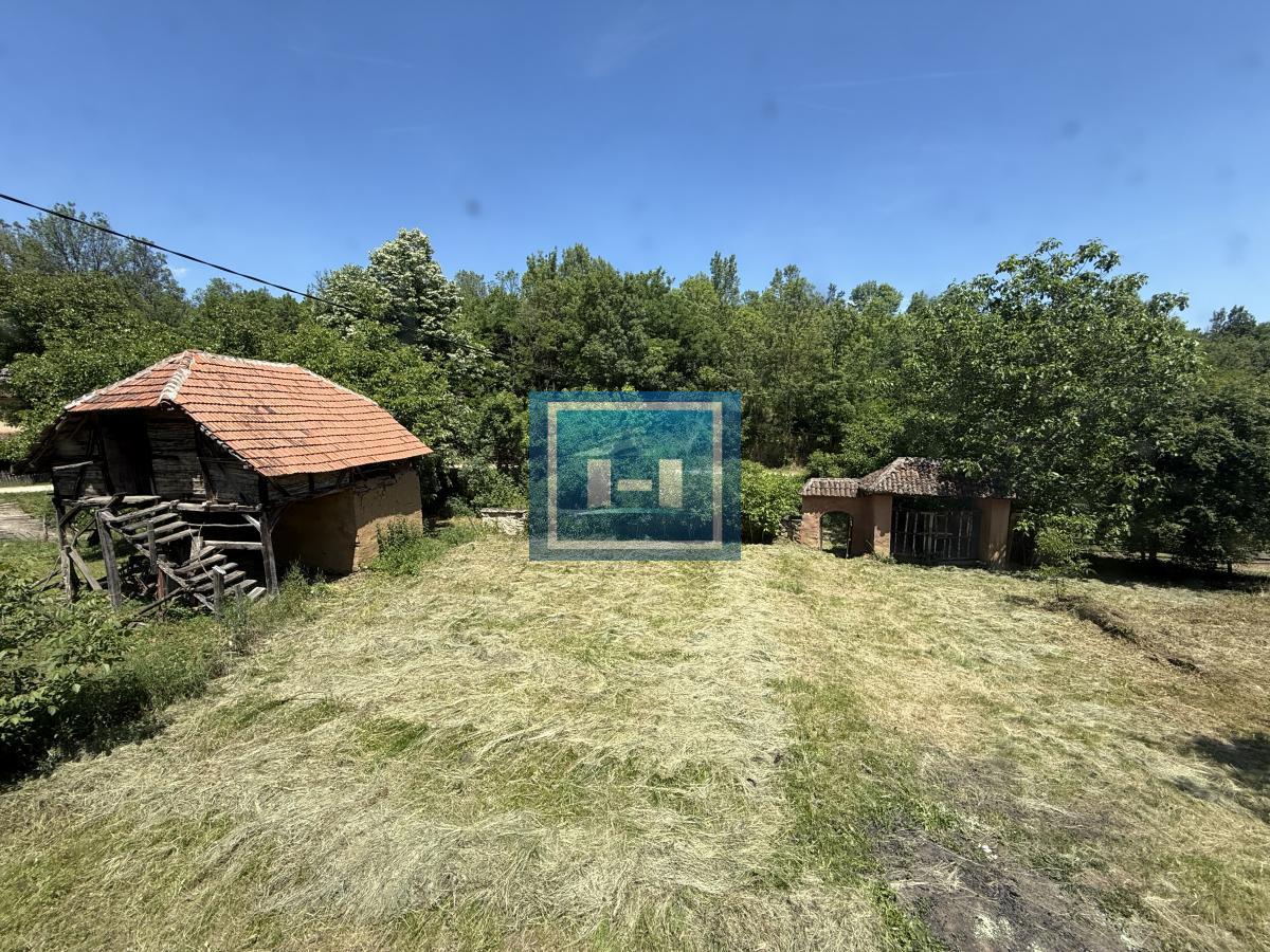 U ponudi stara autentična kuća,veoma poznata po snimanju serije Koreni. 27