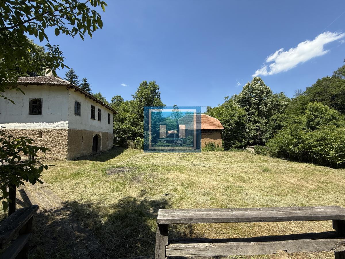 U ponudi stara autentična kuća,veoma poznata po snimanju serije Koreni. 10