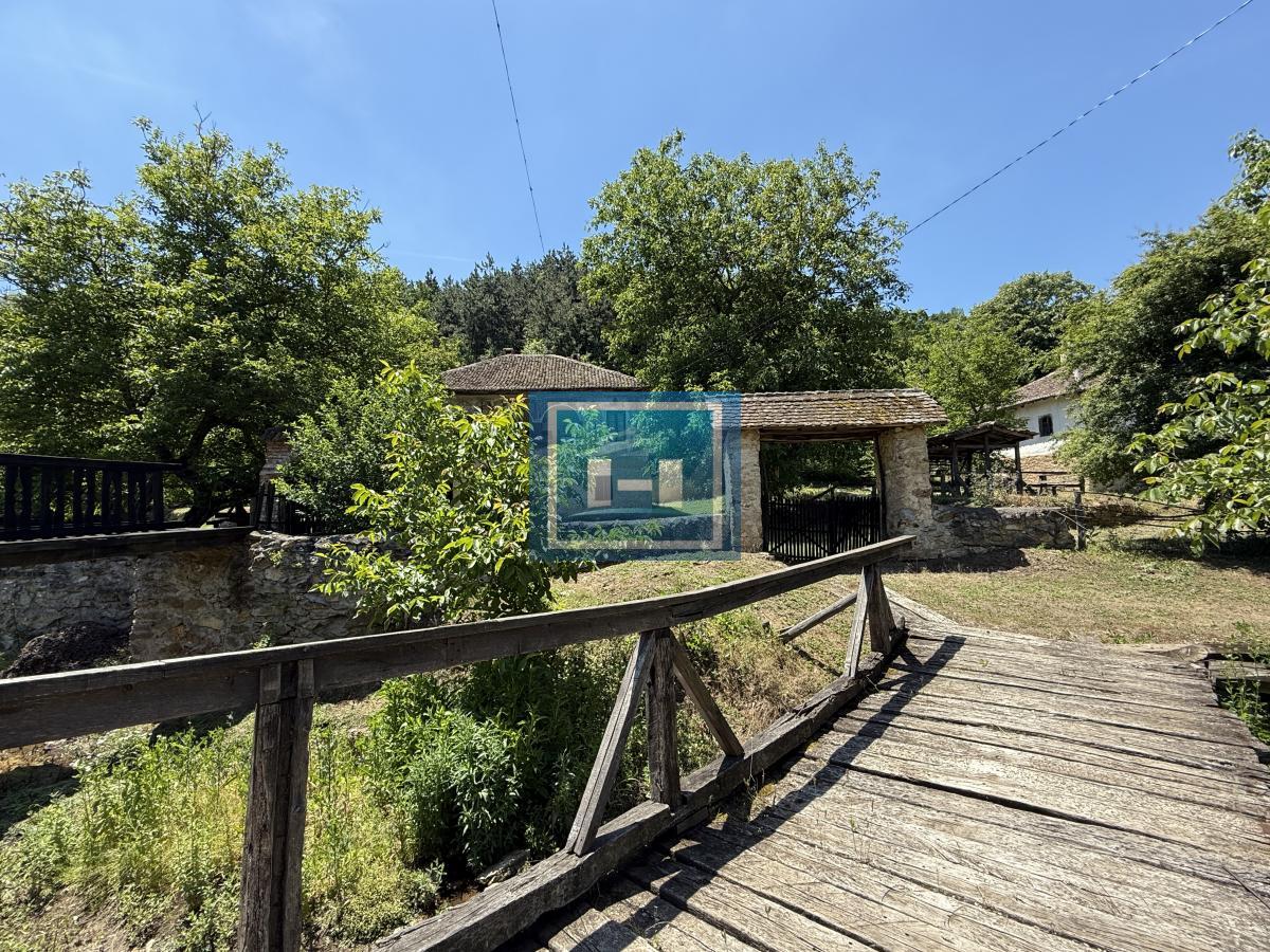 U ponudi stara autentična kuća,veoma poznata po snimanju serije Koreni. 2