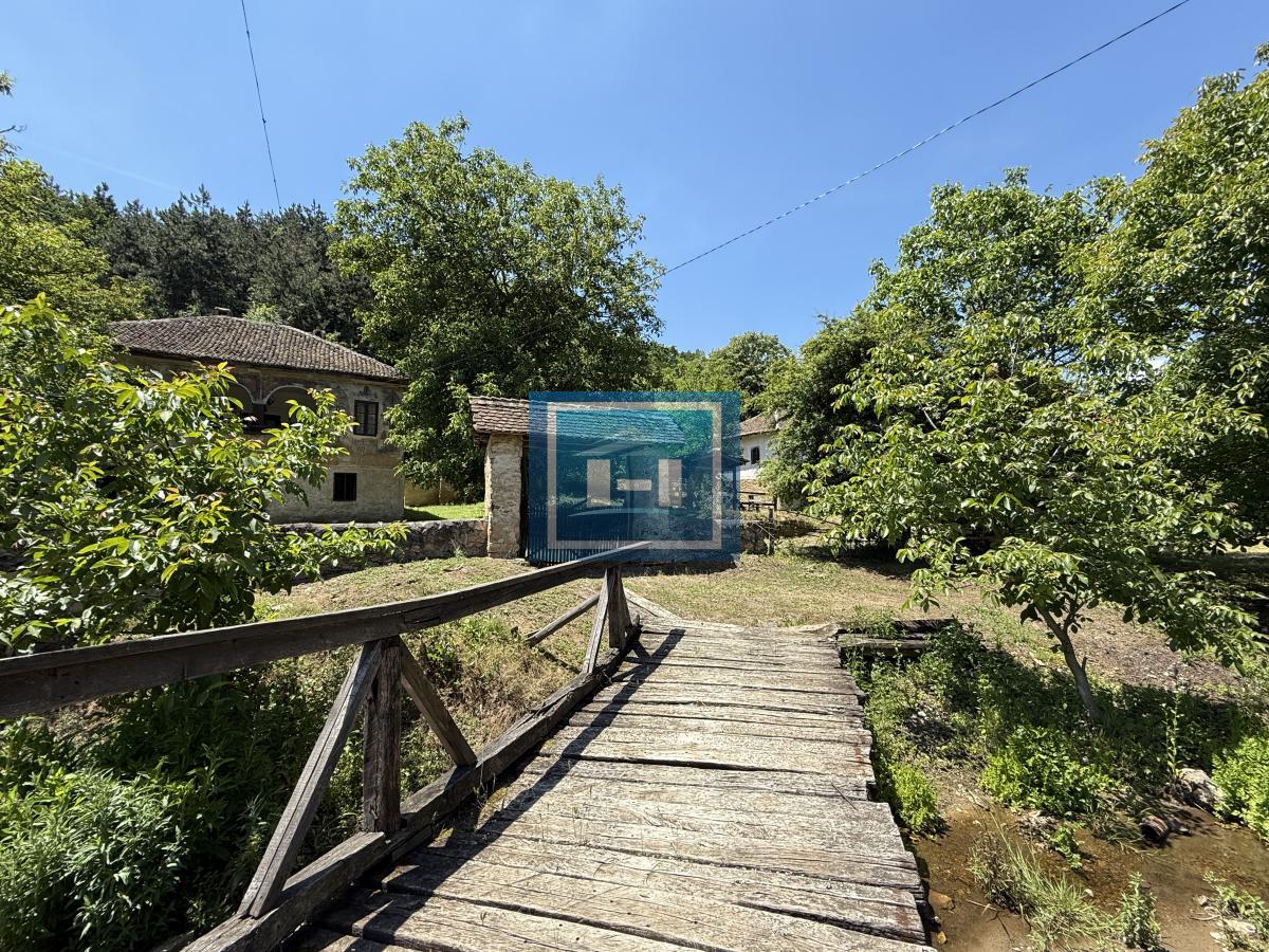 U ponudi stara autentična kuća,veoma poznata po snimanju serije Koreni. 3