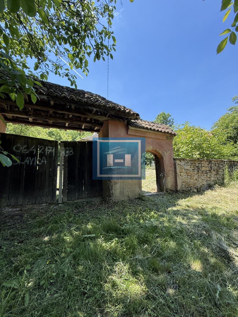 U ponudi stara autentična kuća,veoma poznata po snimanju serije Koreni. 5