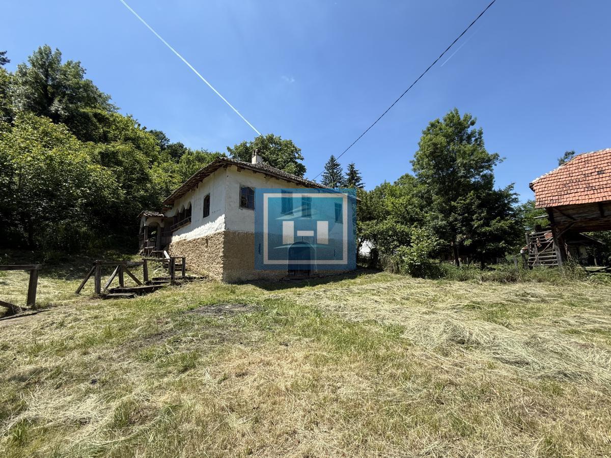 U ponudi stara autentična kuća,veoma poznata po snimanju serije Koreni. 6