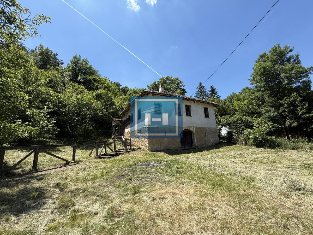 U ponudi stara autentična kuća,veoma poznata po snimanju serije Koreni. 7