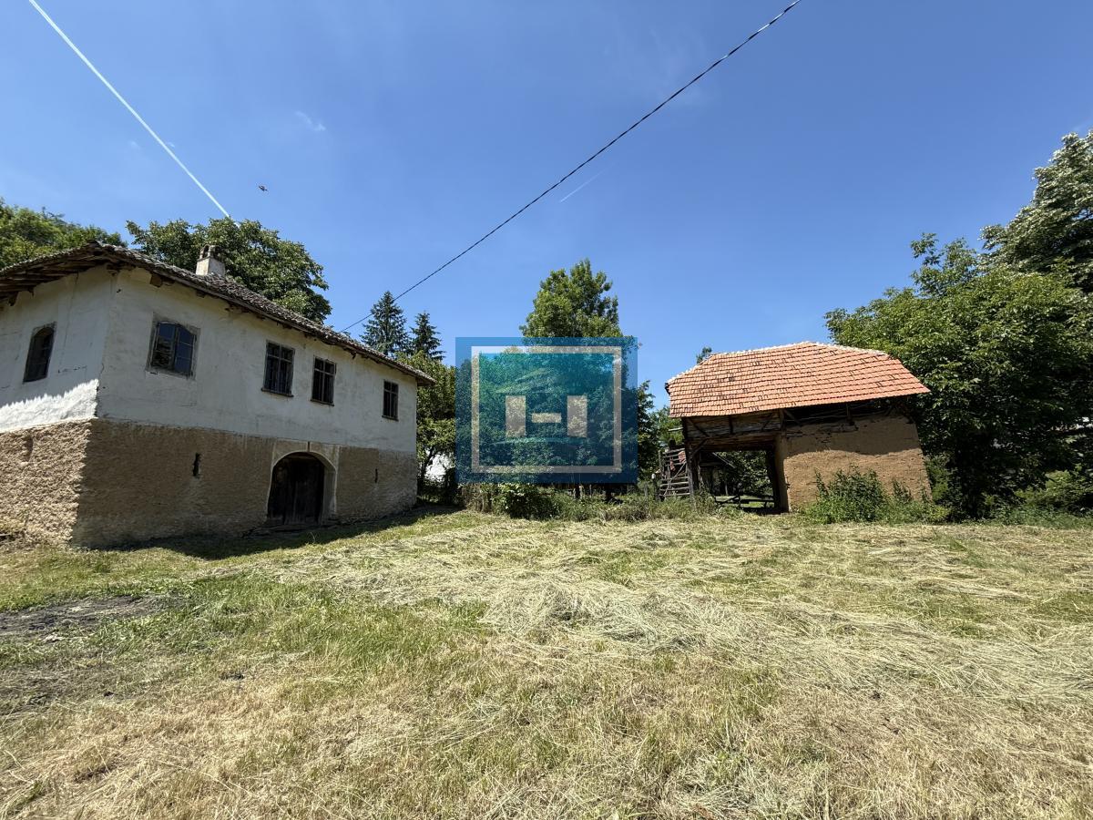 U ponudi stara autentična kuća,veoma poznata po snimanju serije Koreni. 8