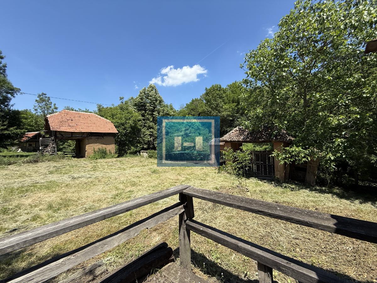 U ponudi stara autentična kuća,veoma poznata po snimanju serije Koreni. 9