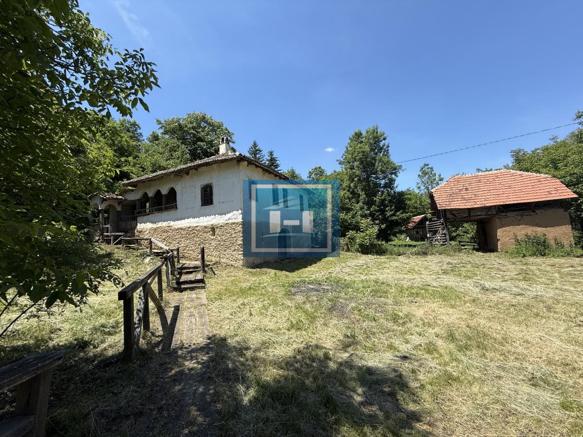 U ponudi stara autentična kuća,veoma poznata po snimanju serije Koreni. 11