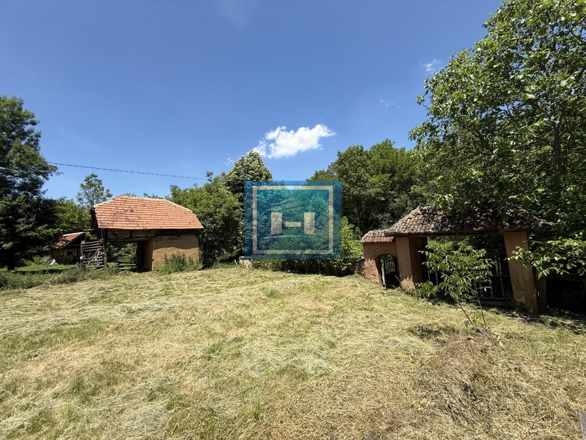 U ponudi stara autentična kuća,veoma poznata po snimanju serije Koreni. 12