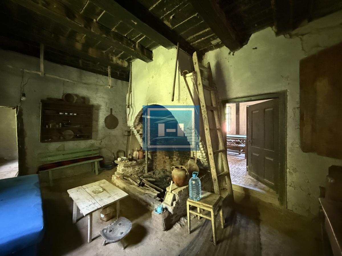 U ponudi stara autentična kuća,veoma poznata po snimanju serije Koreni. 13
